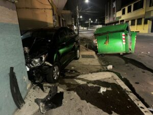 Cashapamba: conductor se estrella contra un ecotacho y una casa