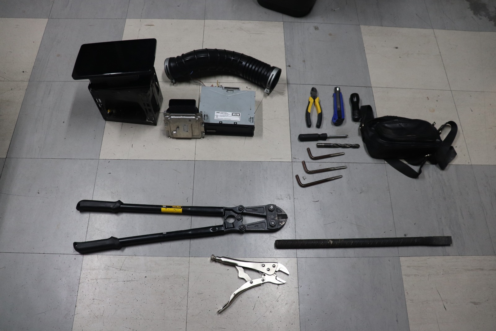Varias herramientas y partes de los vehículos fueron encontrados en poder de los aprehendidos en Ambato.