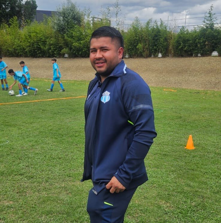 Roney Cagua dirige de lunes a viernes los entrenamientos de formativas en el Complejo Deportivo de Macará.