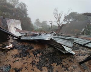 Incendian un mirador turístico y ex campamento minero en Intag