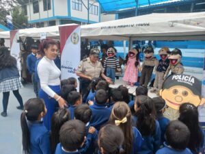 Ambato: Policía explica su trabajo y servicios a estudiantes de la ciudad