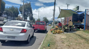 Feria informal se desarrolla en la avenida Bolivariana, sur de Ambato