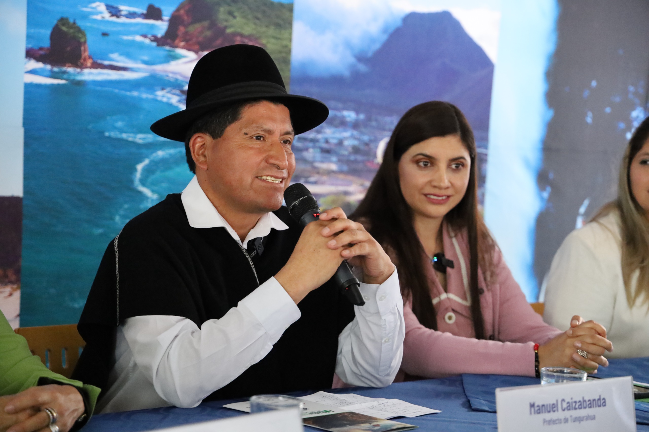 En la presentación del Foro estuvo presente Manuel Caizabanda, prefecto de Tungurahua.