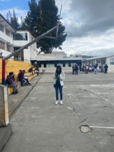 EDUCACIÓN. Daños. El colegio Ligdano Chávez, en Carcelén, en el norte de Quito, tiene aros de básquet oxidados y el piso con grietas. 