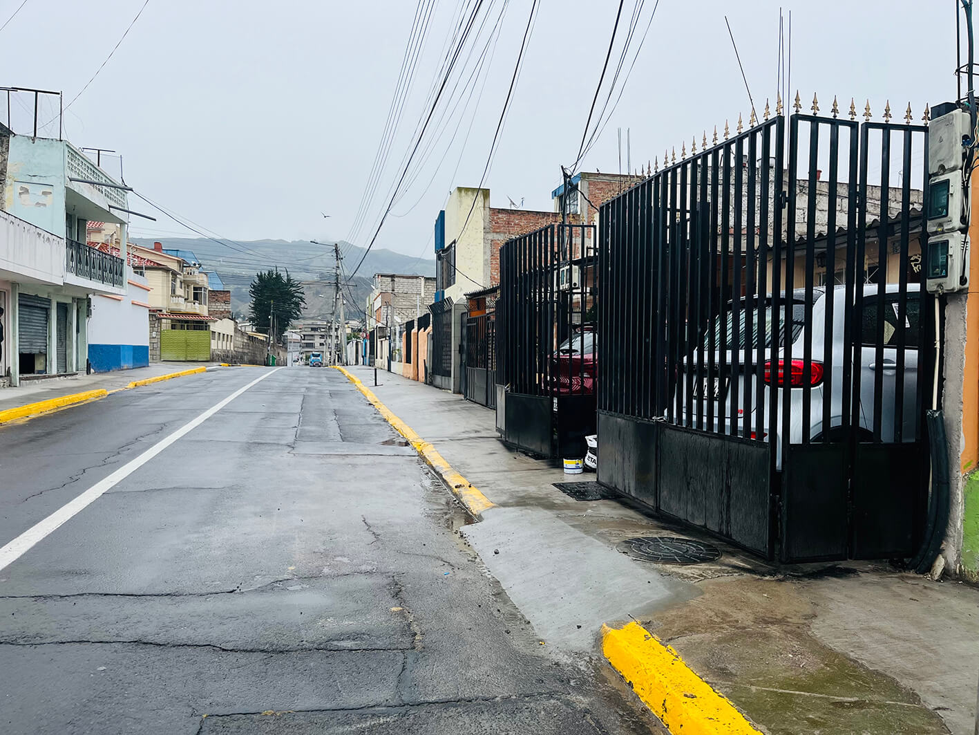 En esta casa, ubicada en la calle Uruguay y Panamá, dos carros ocupan la vereda.