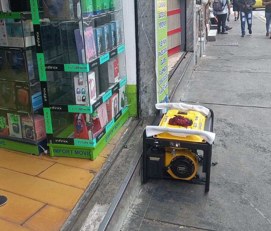 En el centro de Ambato muchos de los locales comerciales cuentan con un generador de energía eléctrica.