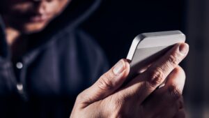 Le roban más 3.500 dólares a través de un hackeo móvil a una mujer en Ambato