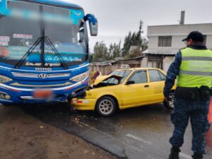 Accidente de tránsito: dos personas resultaron heridas tras el choque de un taxi con un bus