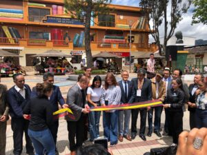 El municipio de Loja entregó el mural de escritores lojanos