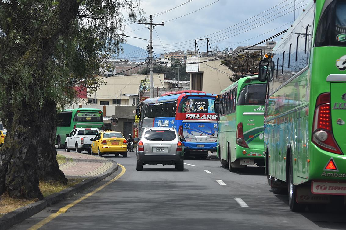 Los buses que salen de la terminal de Ingahurco se parquean en lugares prohibidos.