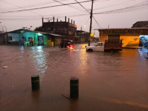 Media hora de lluvia inundó viviendas en La Concordia