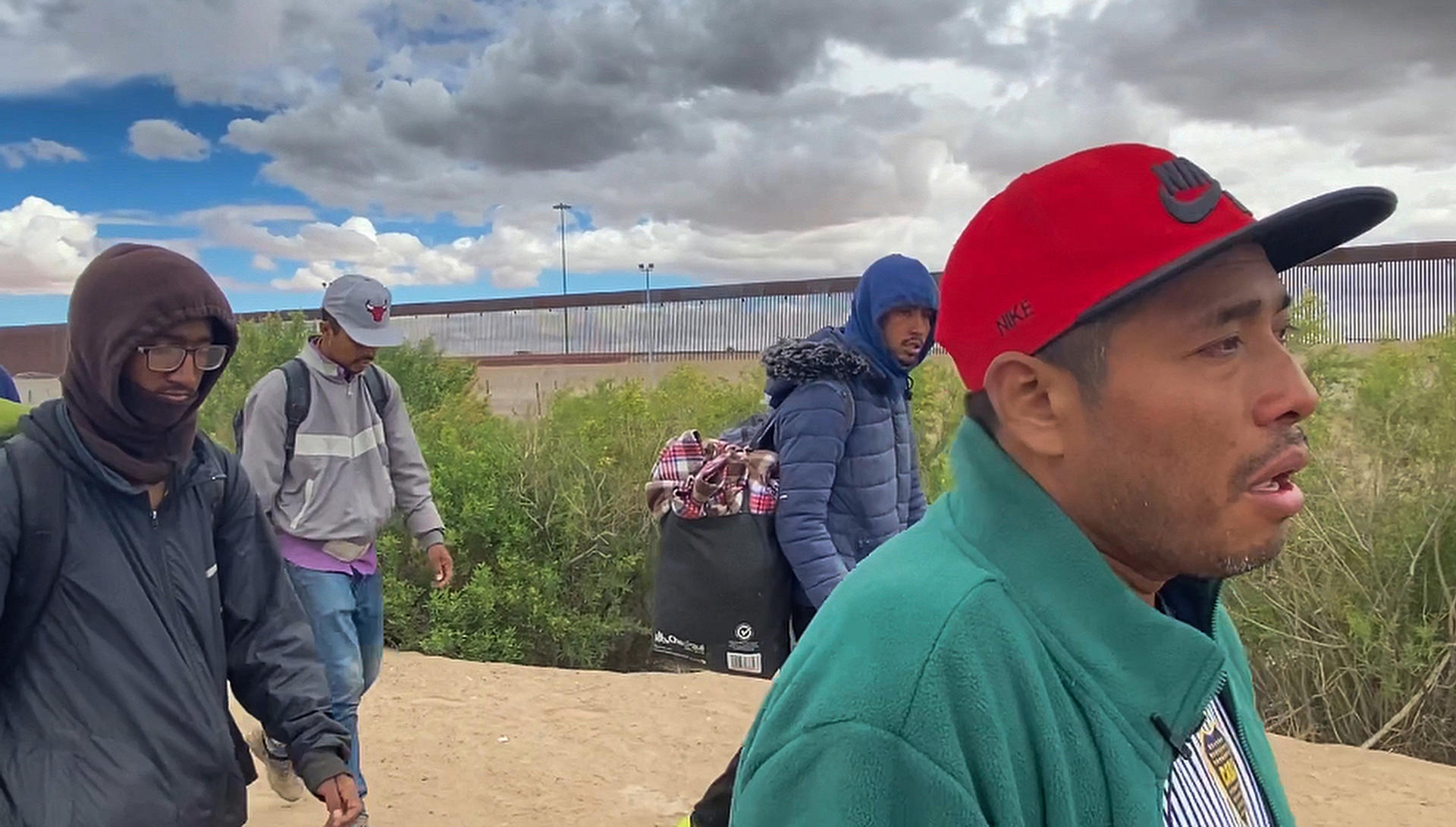 Migrantes permanecen cerca del muro que divide México con Estados Unidos en espera de poder cruzar la frontera. (EFE/Luis Torres)