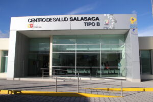 Un hombre muere fuera del centro de salud de Salasaca