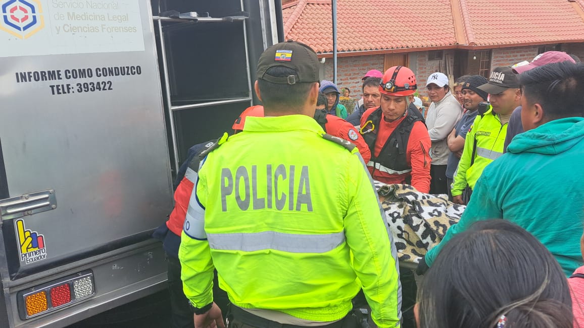 Personal de la Policía Nacional hizo el levantamiento del cuerpo del conductor del tanquero de agua que murió al estrellarse contra una casa en Huambaló, Pelileo.
