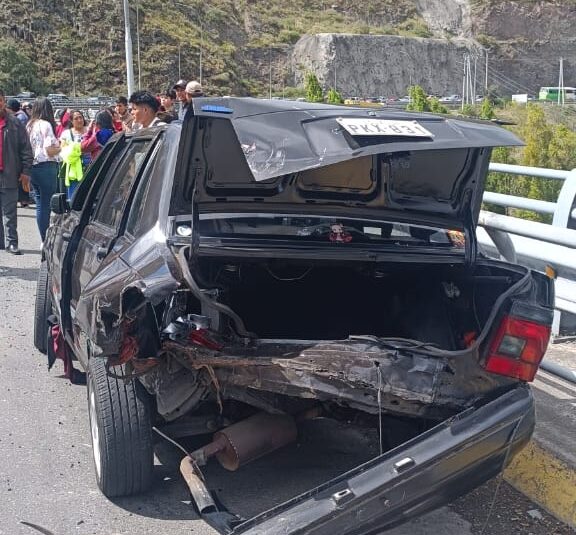 El accidente ocurrió la tarde de ayer en el sector de Las Viñas en el Paso Lateral de Ambato. (Fotos cortesía)