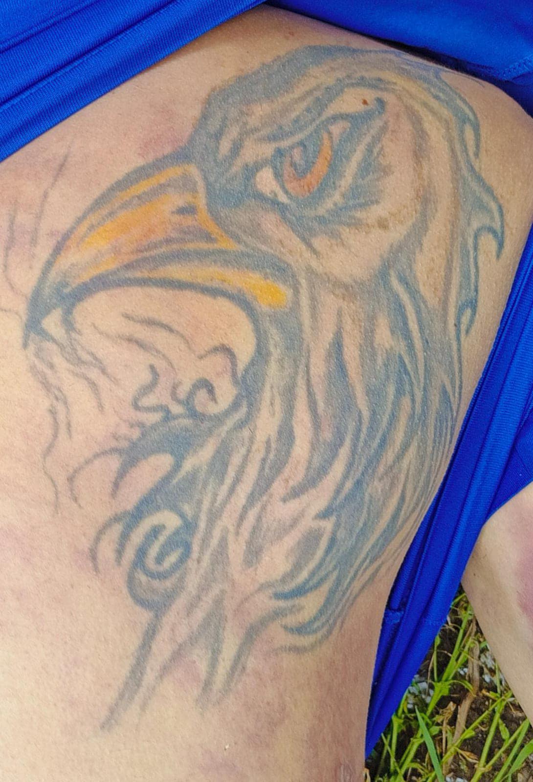 El cadáver arrojado en la vía Ambato – Guaranda tiene un tatuaje de un águila en el omóplato derecho.