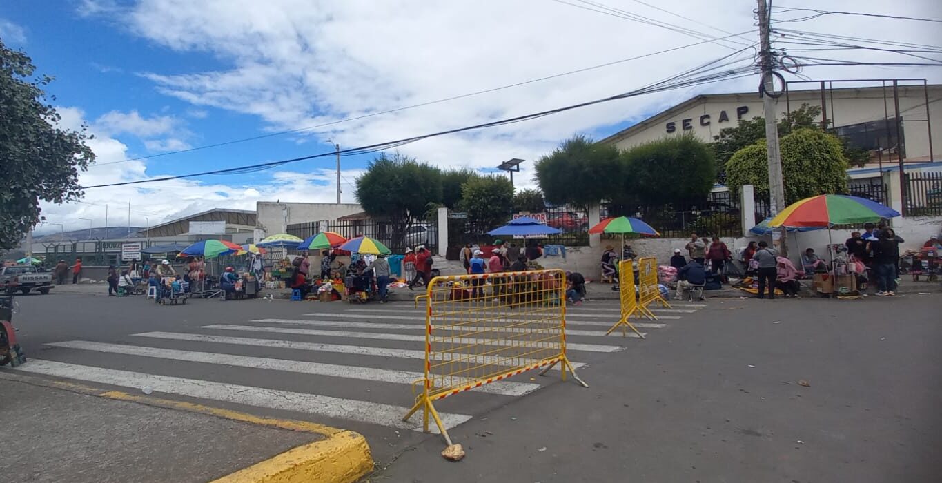 La avenida el Cóndor, frente al mercado América, lleva tres meses cerrada.