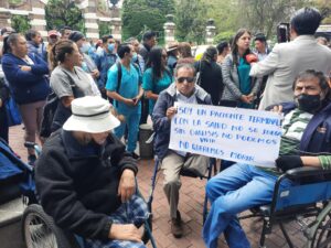 Ambato: pacientes crónicos exigen al Gobierno que pague la deuda que tiene con los centros de diálisis