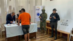 La consulta popular inició con el voto de los presos en Imbabura