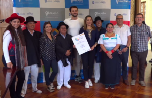 Declaratoria. Autoridades nacionales y locales con el documento que certifica a Otavalo como Rincón Mágico del Ecuador.