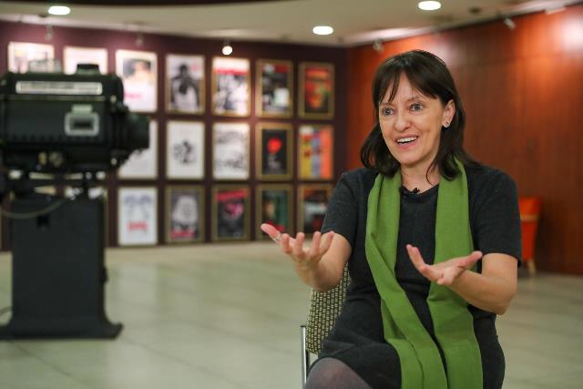 La cineasta ecuatoriana Tania Hermida habla durante una entrevista con EFE. (EFE/ José Jácome)