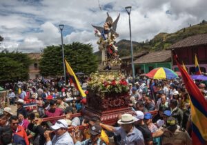 Escaramuzas de Chuquiribamba abrieron programación para la celebración de tradiciones y cultura en el cantón Loja