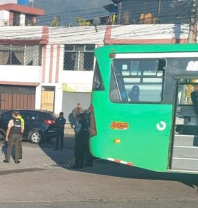 Persona muere tras ser atropellada por un bus interparroquial