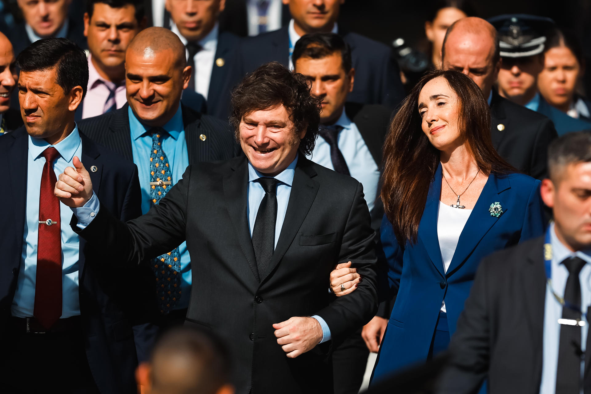 El presidente de Argentina, Javier Milei (i) acompañado de la vicepresidenta Victoria Villarruel, en un acto recordatorio del 42° aniversario de la guerra de Las Malvinas. EFE
