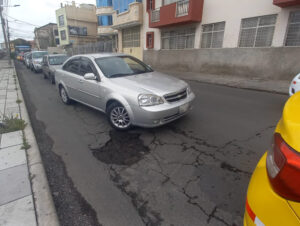 Baches y grietas en el asfaltado de varias calles de Ambato complican la movilidad