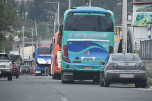 Buses interprovinciales ‘invaden’ un tramo de la avenida Atahualpa, sur de Ambato