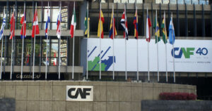 CAF aprobó un crédito de $800 millones para Ecuador