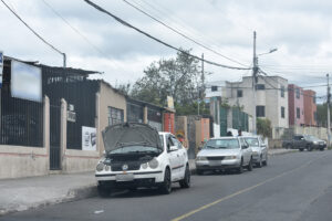 La calle Paredes Herrera de Ambato convertida en taller mecánico