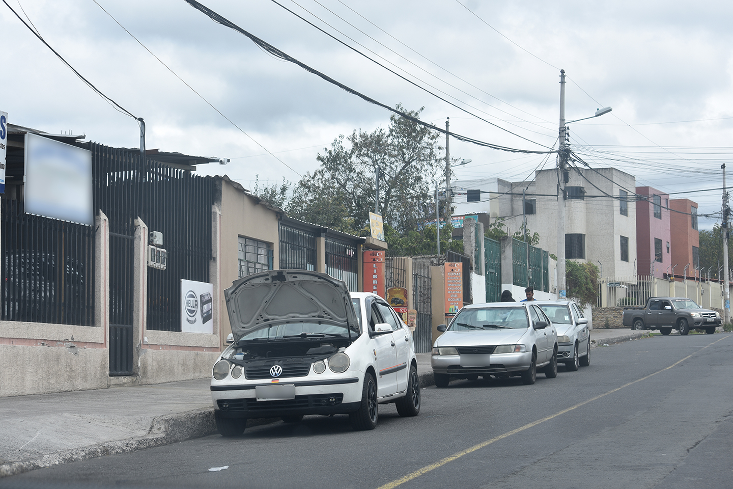 Los vehículos se parquean en ambos lados de la calle Paredes Herrera.