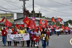 La UNE y organizaciones sociales inician caminata hacia Carondelet