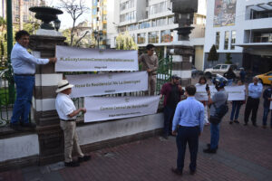 Moradores de Ficoa realizan un plantón contra las cantinas y billares