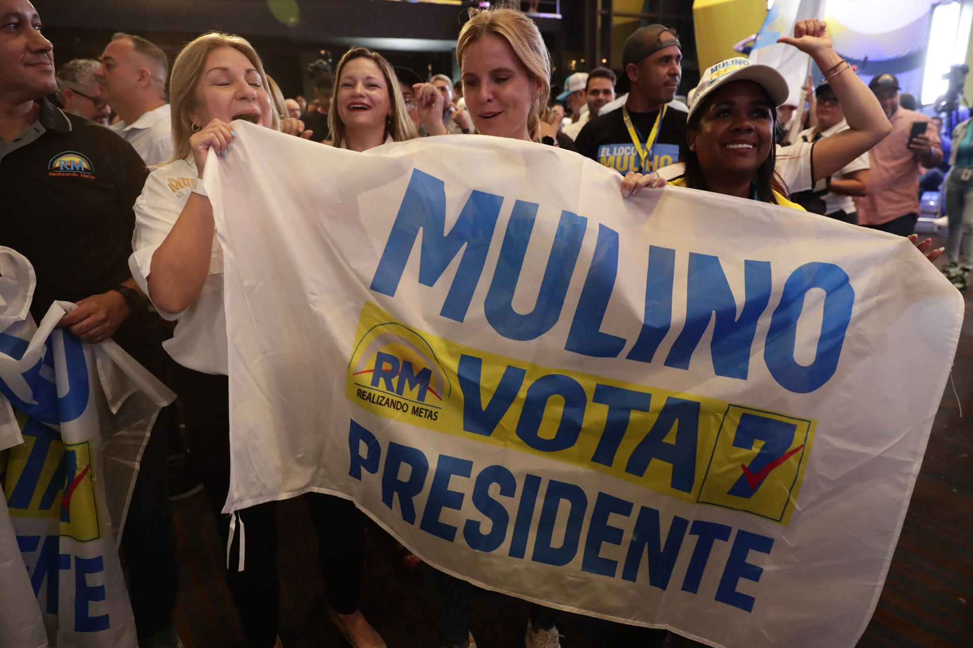 Simpatizantes del candidato José Raúl Mulino, celebran en la sede de campaña del candidato. EFE