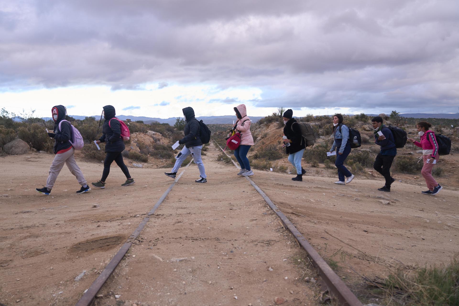 CRISIS. migrantes cruzando cerca a la frontera de EE.UU con México. EFE