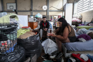 Los desplazados del sur de Brasil temen quedarse años sin dormir bajo techo propio