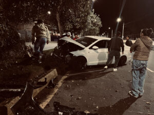 Automóvil invade vía y se estrella con un árbol en la avenida Bolivariana
