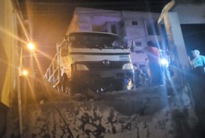 Camión repartidor de gas se estrella contra una casa en Pelileo