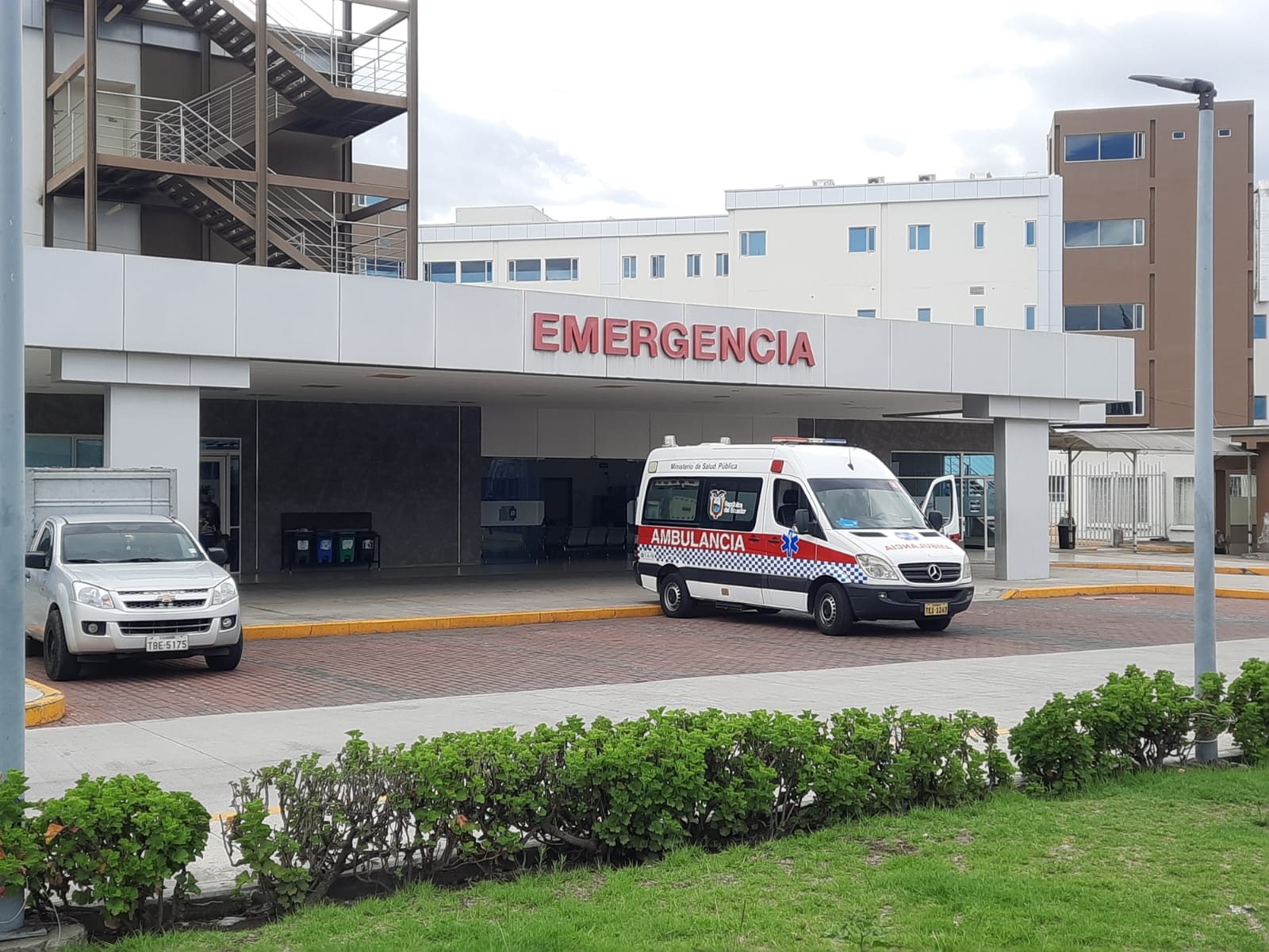 El adolescente al que le cayó un poste en la cabeza murió en el Hospital General Docente Ambato.