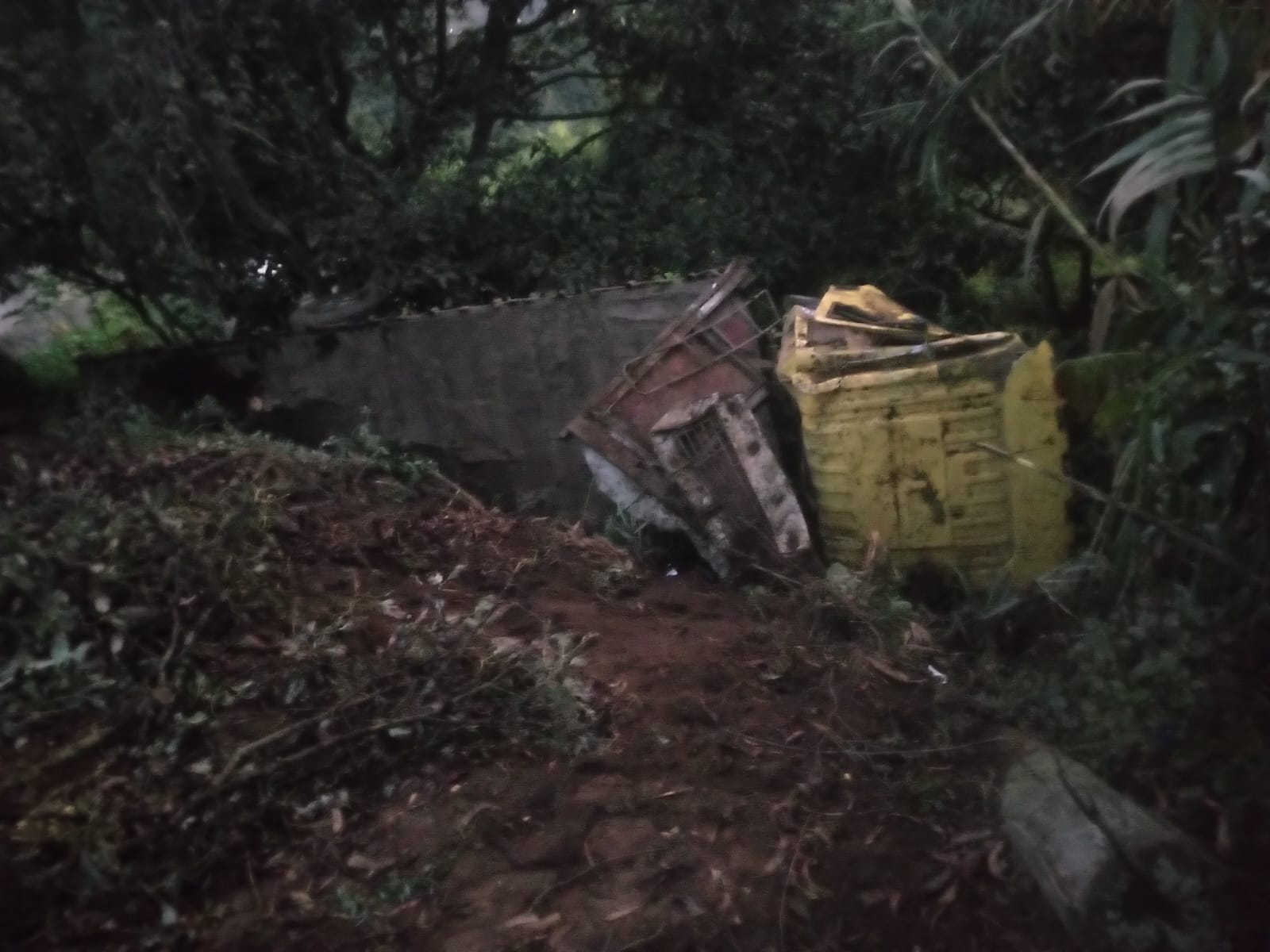 El camión volcado quedó a un lado de la vía.