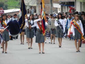 Desfile cívico folclórico para celebrar la cantonización de Mocha
