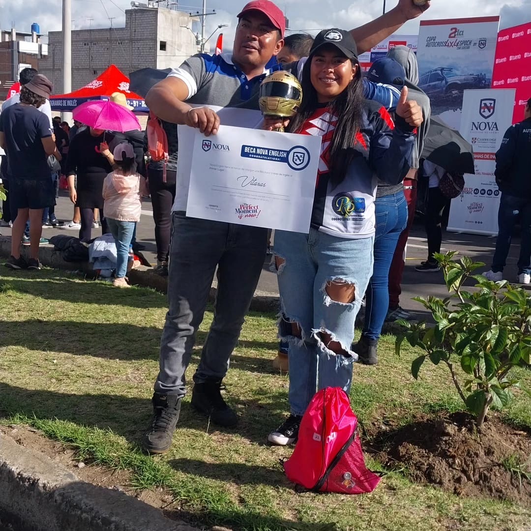 La piloto tisaleña Evelyn Cuno junto a su hermano mayor Roberto, al llevarse el primer lugar torneo nacional de rally 4x4 realizado en Riobamba.