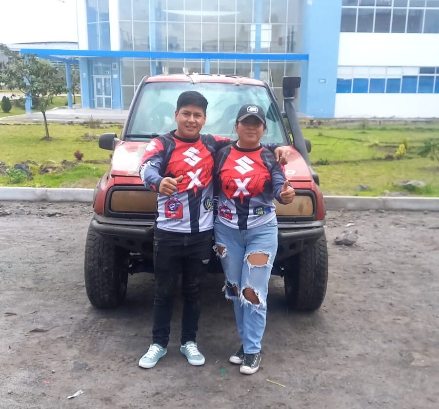 Evelyn Cuno junto a su copiloto Edisson Yansapanta previo a la competencia