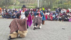 Danzantes y bailarines rinden homenaje a la madre en Ambato