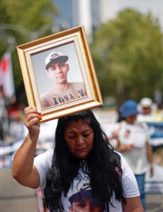 Mexicanas marchan el Día de las Madres por sus hijos desaparecidos