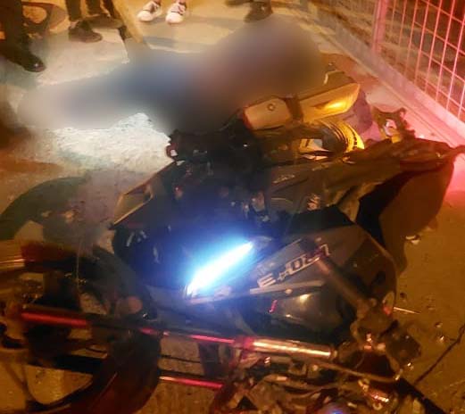El motociclista quedó tendido en una de las aceras de la vía Pelileo – Patate.