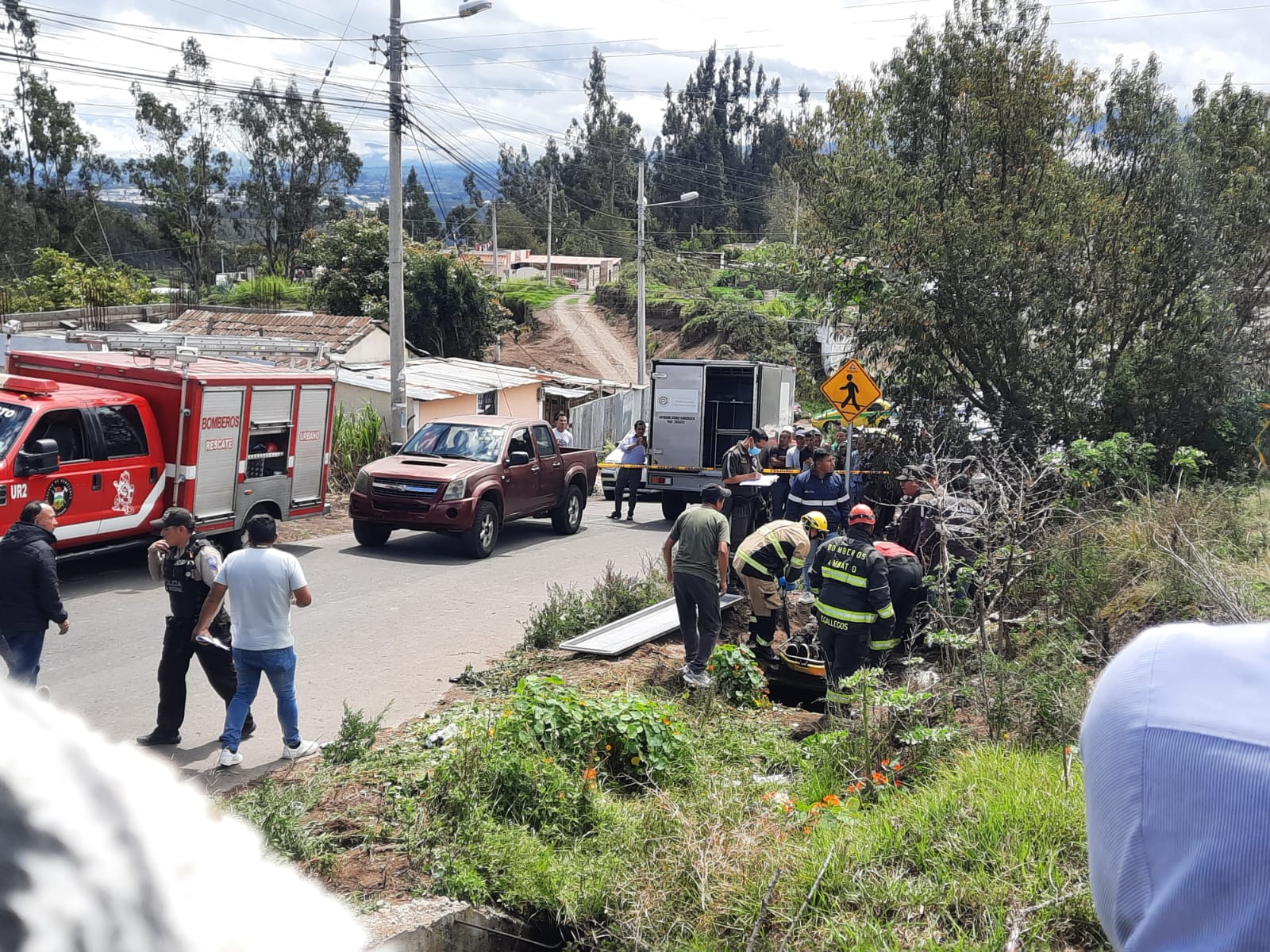 En medio del dolor de los familiares los uniformados hicieron el levantamiento del cuerpo encontrado en el canal de riego la Victoria en Calicanto de Picaihua.