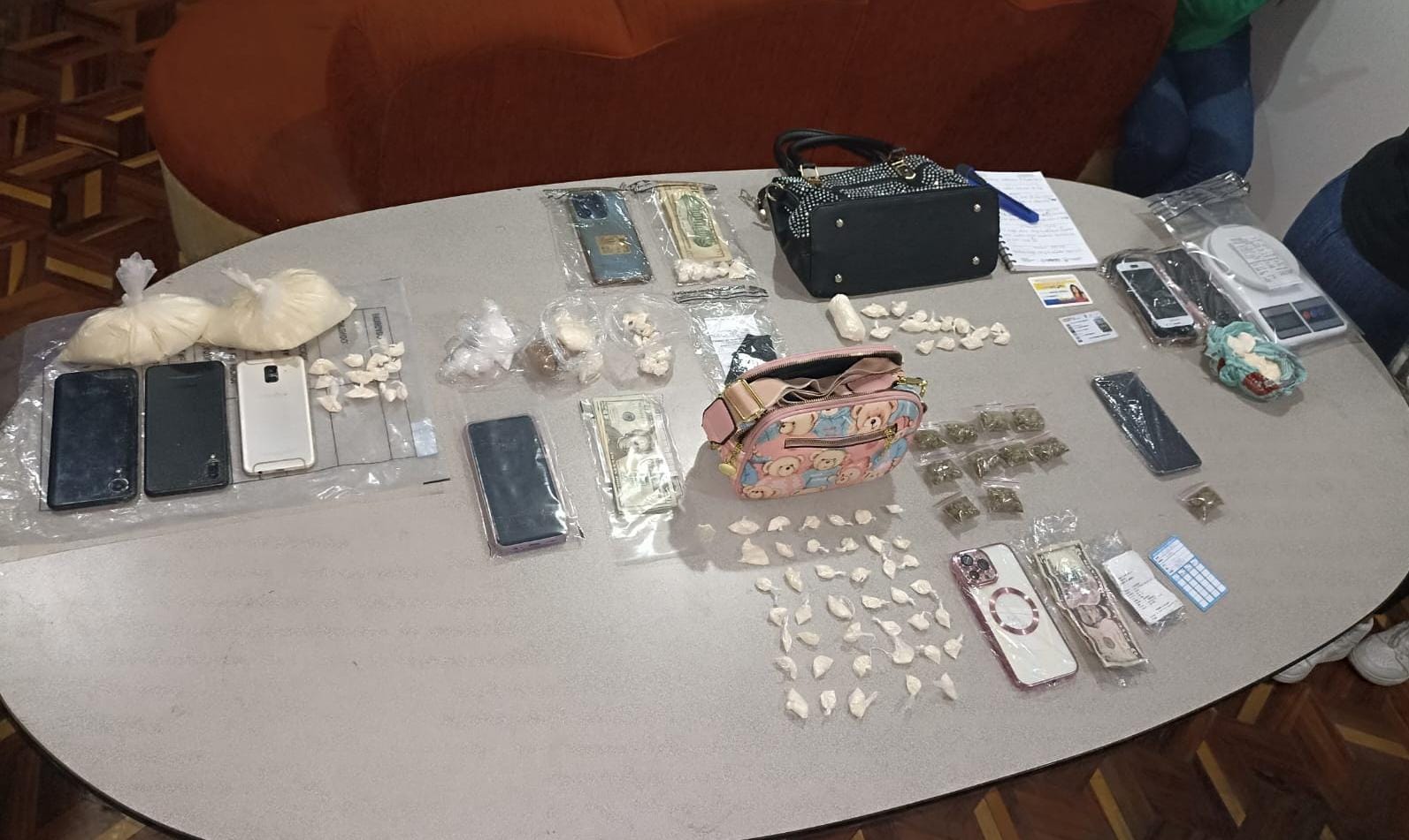 La Policía incautó droga, dinero, celulares y otros artículos durante la redada.